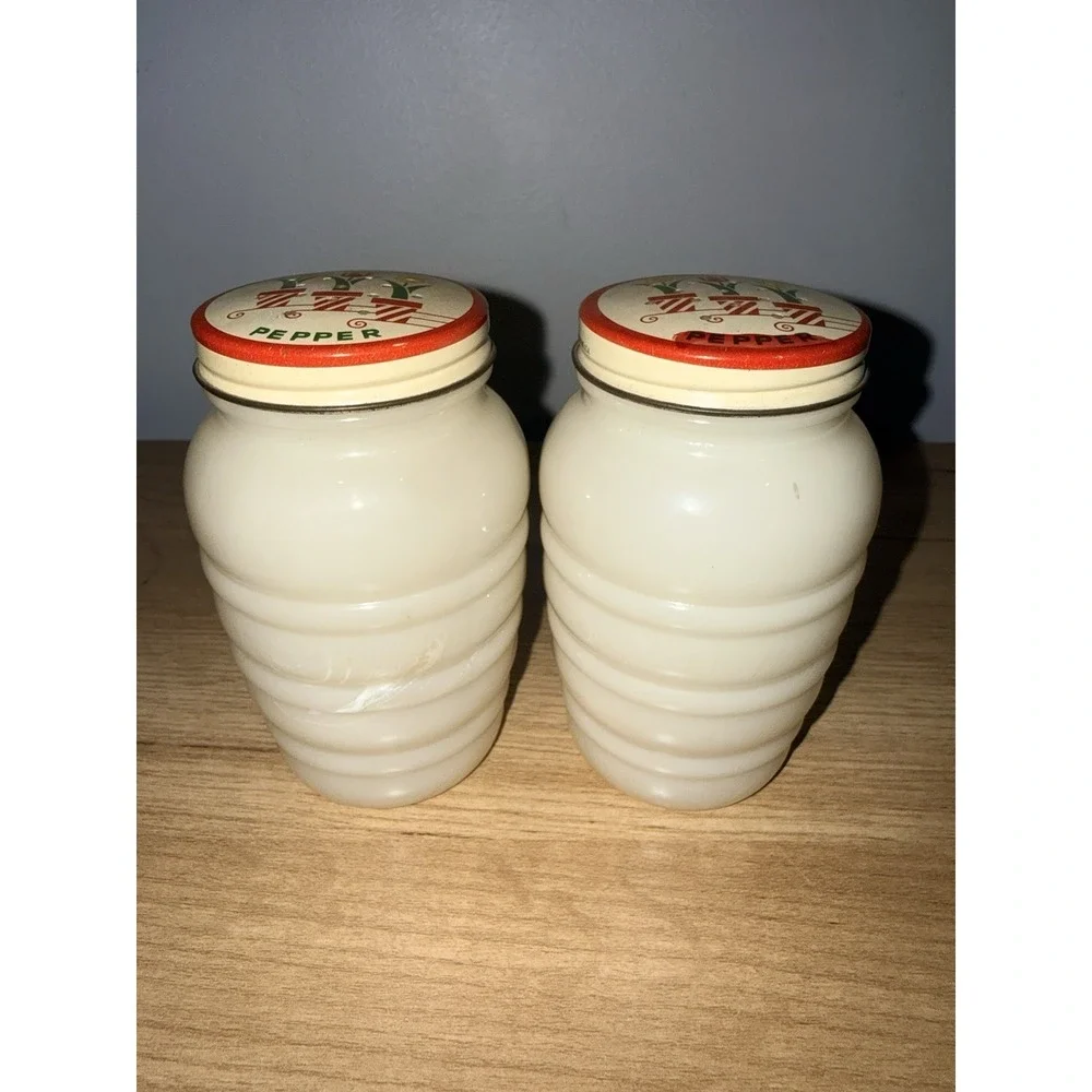 Vintage Fire King Anchor Hocking Custard Glass Salt & Pepper Shakers Tulip Lids‎